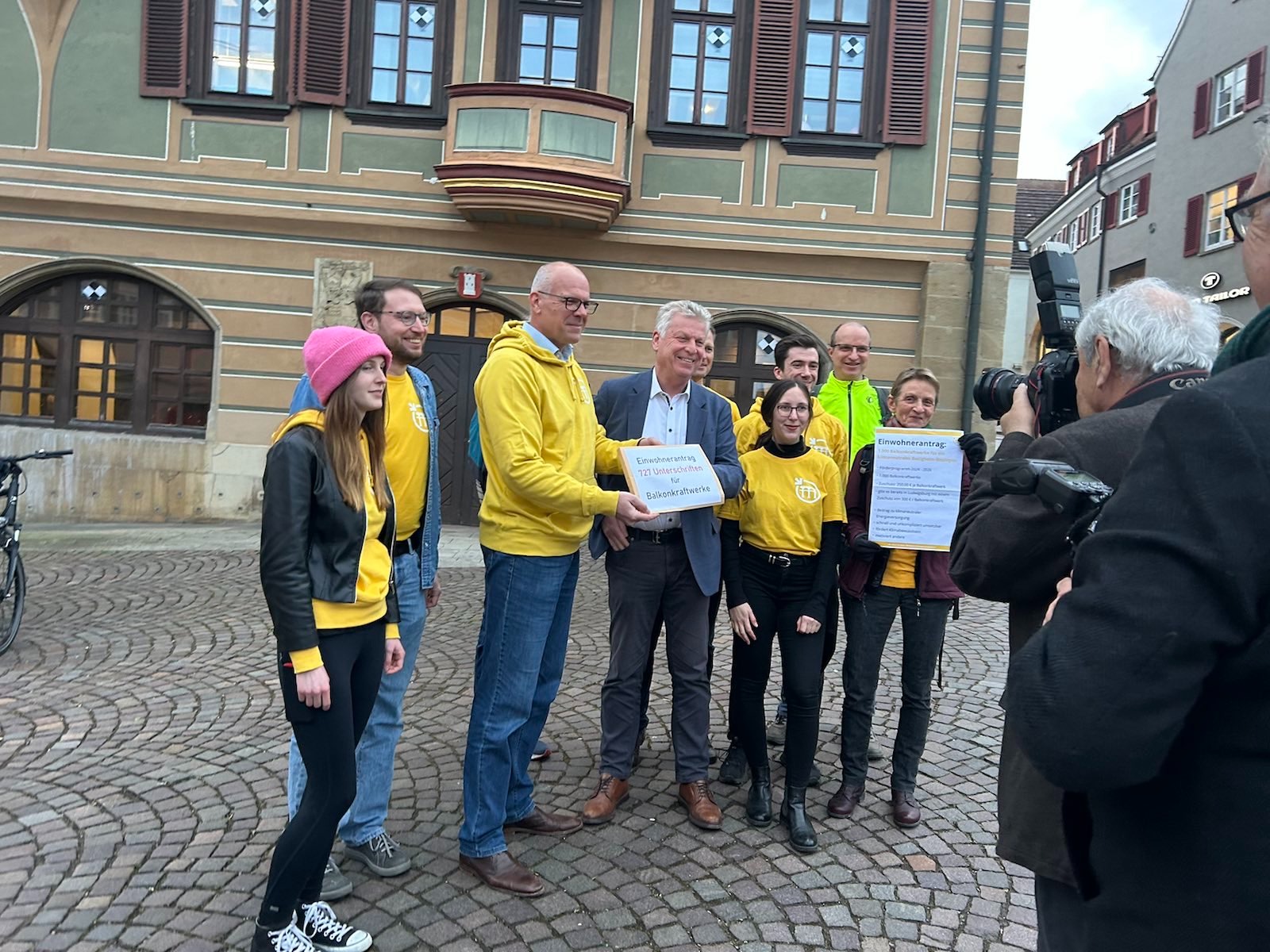 Unterschriftenübergabe unseres Einwohnerantrages zur Förderung von Balkonkraftwerken an Hern Kessing.